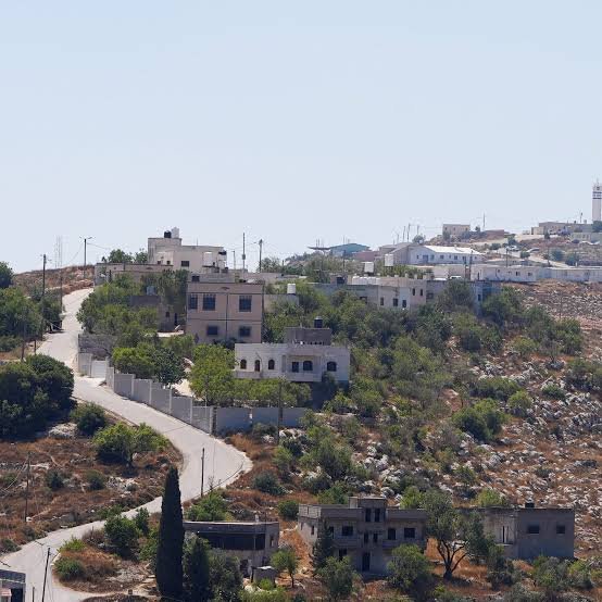 مستوطنون  يستولون على منزل فلسطيني شيده  لزواج ابنه في بلدة جالود